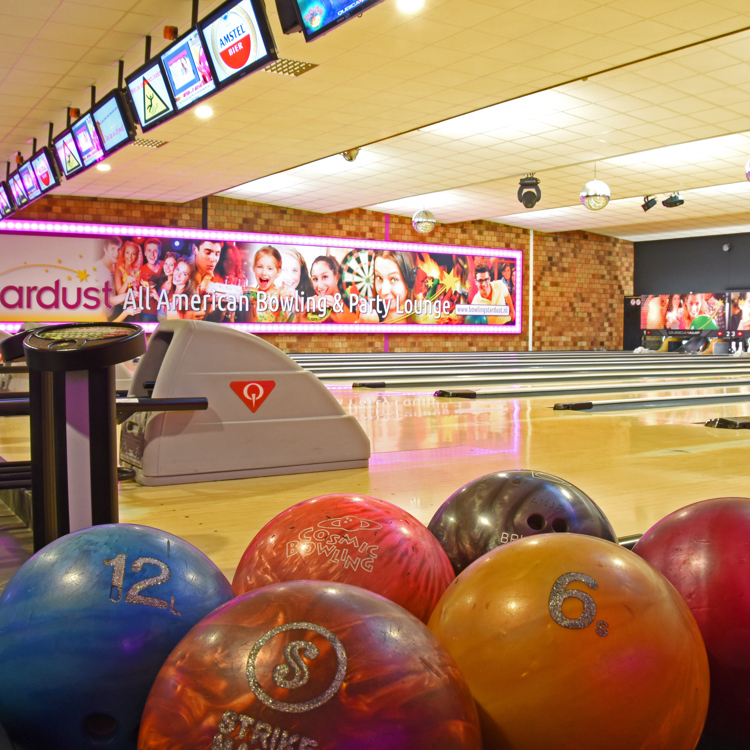 Bowlingbaan met verzameling bowingballen