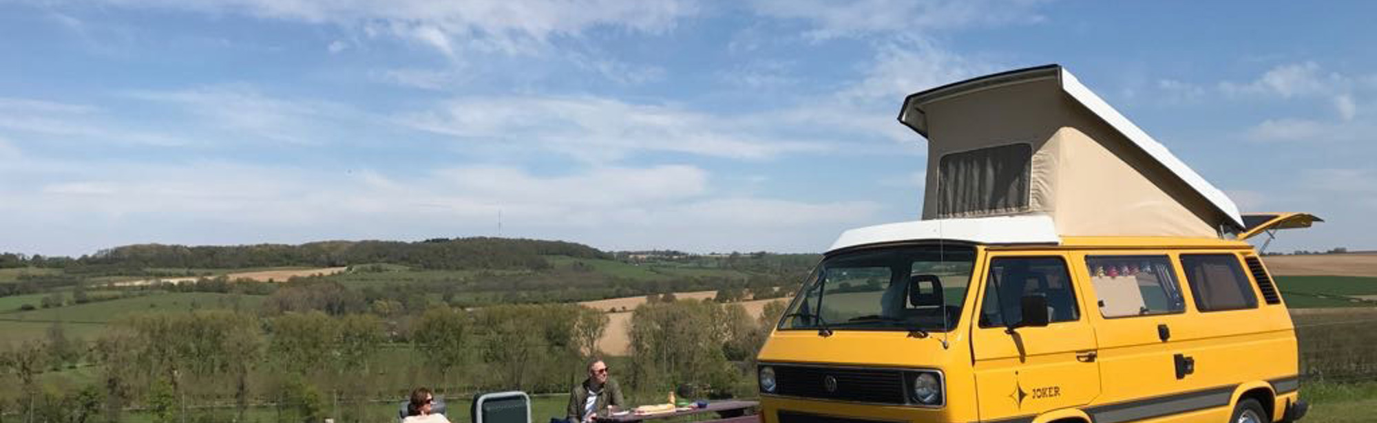 Maud de Graaf aan het picknicken op de Gulperberg met gele Volkswagen
