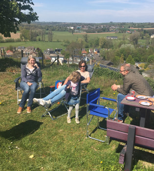 Maud de Graaff geniet met familie van een picknick op de Gulperberg