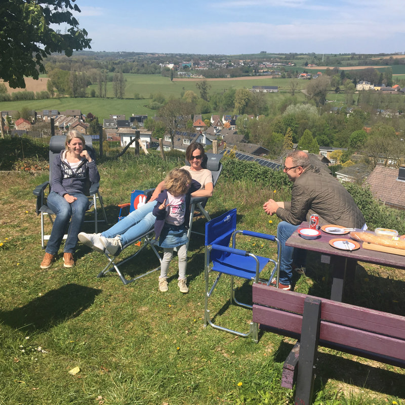 Maud de Graaff geniet met familie van een picknick op de Gulperberg