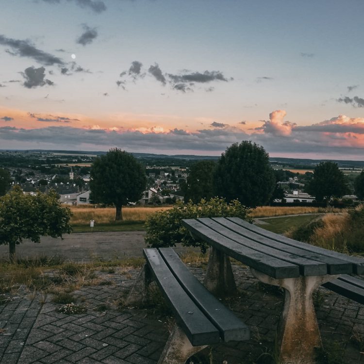 Tafel en twee zitbanken als picknickplek op de Huls met achterliggend landschap