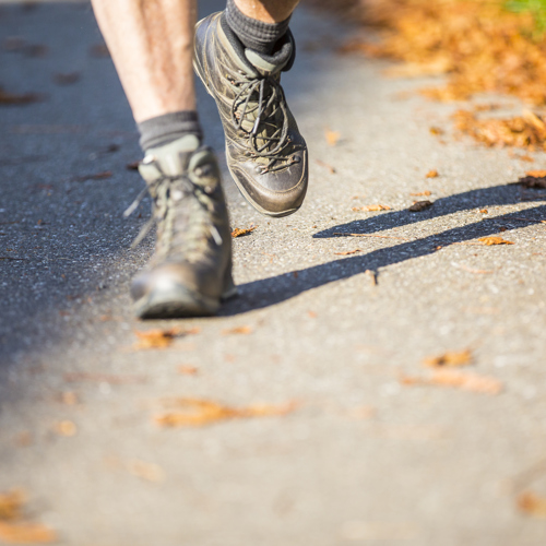 Wandelschoenen langs de herfstbladeren