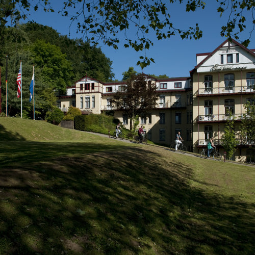 zijkant van parkhotel valkenburg, gelegen op een heuvel. 