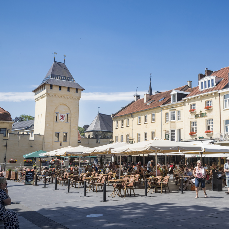 Terrassen en Geulpoort vanaf het Th. Dorrenplein op een zomerse dag