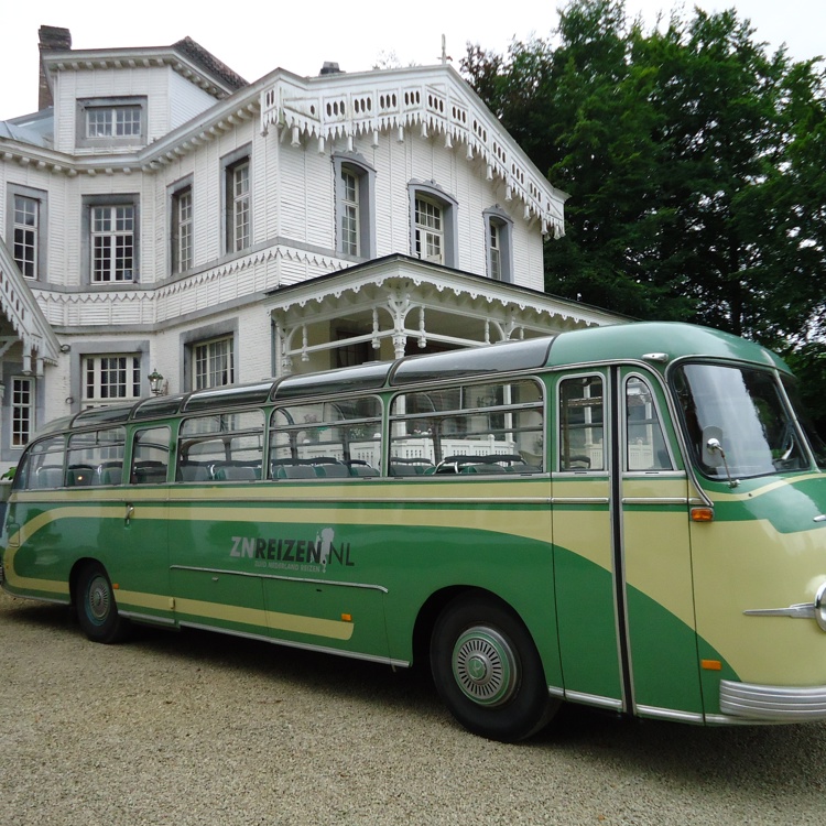 Een oldtimer bus die geparkeerd staat 