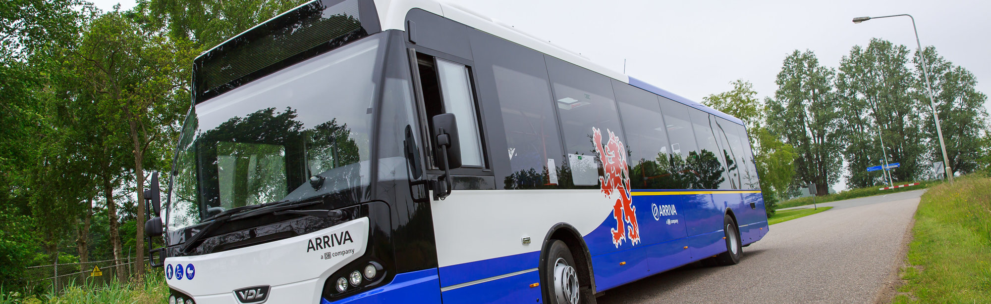 Een blauw witte bus van Arriva