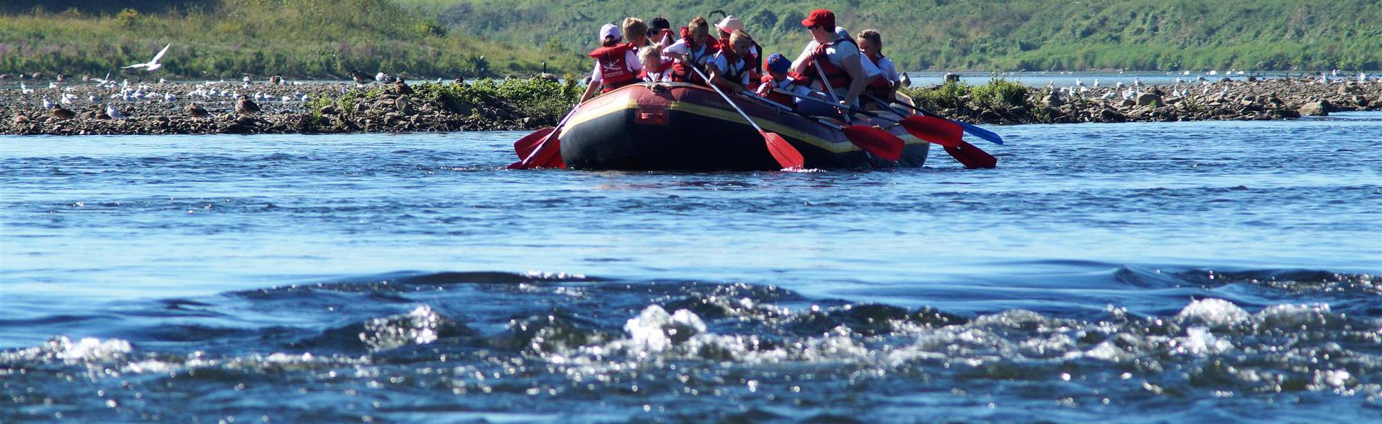 Groep trotseert de Maas op een raft 