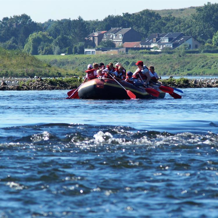 Groep trotseert de Maas op een raft 