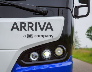 Een sticker van het logo van Arriva op een bus