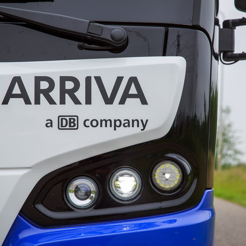 Een sticker van het logo van Arriva op een bus