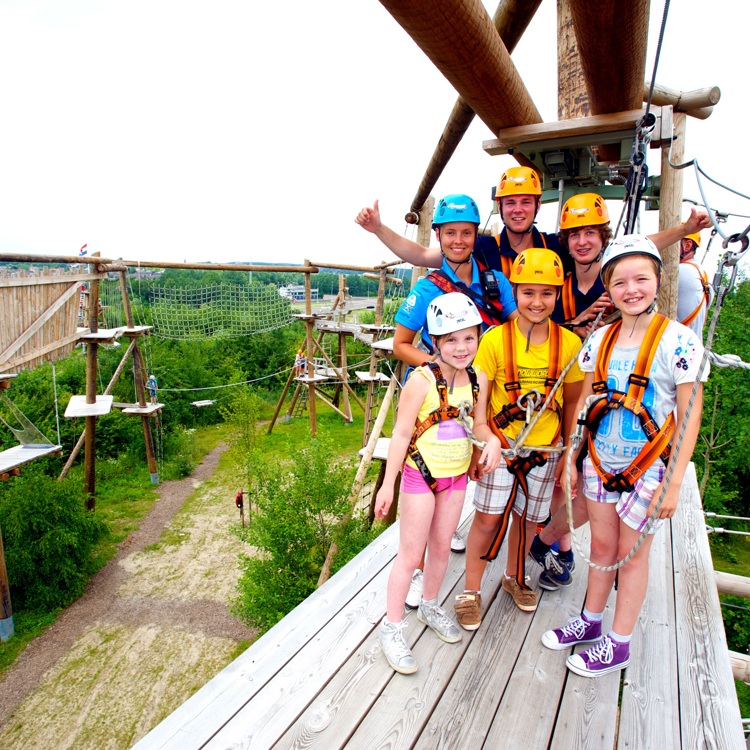 Familie trotseeert de hoogte in een klimpark