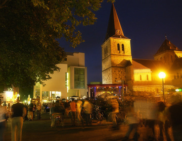 Het Pancratiusplein Heerlen in de avond