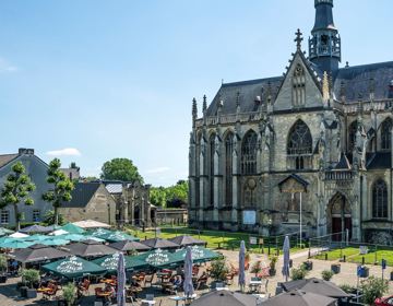 Markt van Meerssen en de Basiliek van het Heilig Sacrament