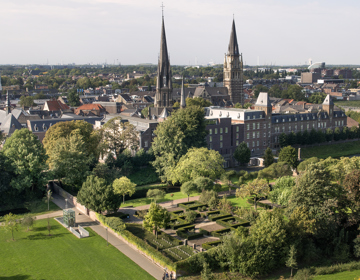 Luchtfoto van vestingstad Sittard met op de voorgrond de Ursulinentuin