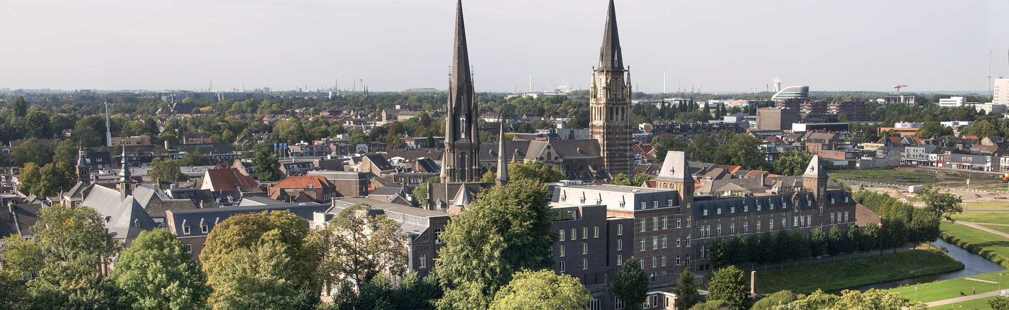 Luchtfoto van vestingstad Sittard met op de voorgrond de Ursulinentuin