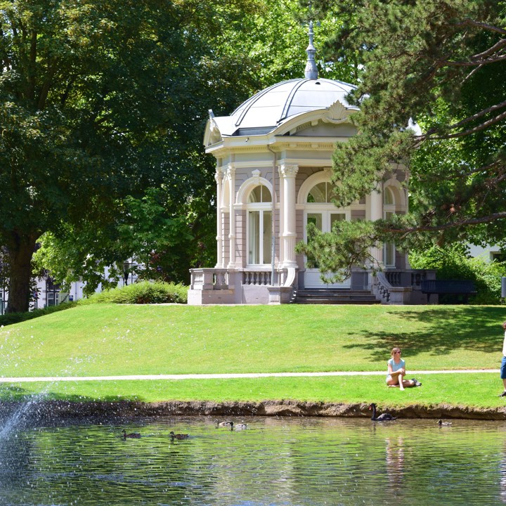 De gloriëtte met vijver in het proosdijpark in Meerssen