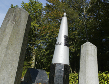 Zicht op de drie grenspalen bij het Drielandenpunt in Vaals