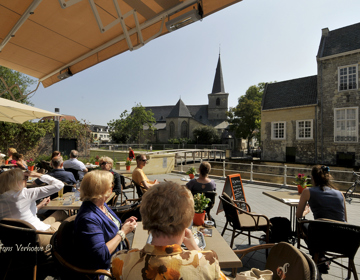 Gezelligheid op het terras in Valkenburg nabij Kasteel Den Halder