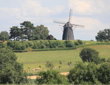 Zicht op molen De Vrouwenheide in Ubachsberg, de hoogst gelegen molen van Nederland