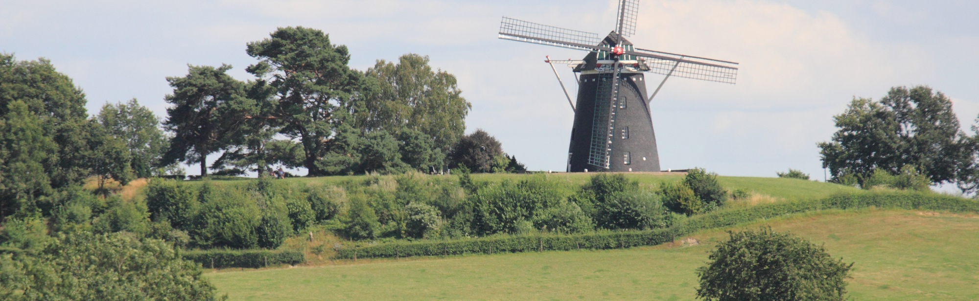 Zicht op molen De Vrouwenheide in Ubachsberg, de hoogst gelegen molen van Nederland