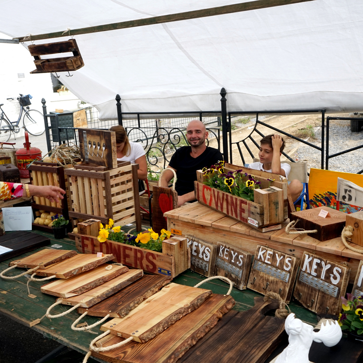 Een kraampje op Landmarkt Mesch waar ze houten ambachtsartikelen verkopen