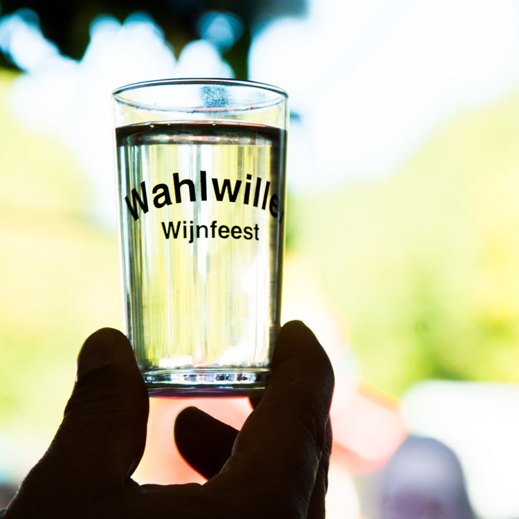 Een glaasje sterk water op het Wahlwiller Wijnfeest