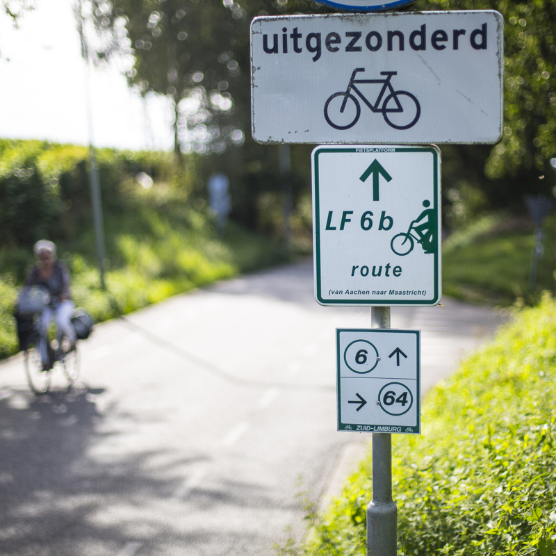 De bewegwijzering van de fietsknooppunten langs de weg