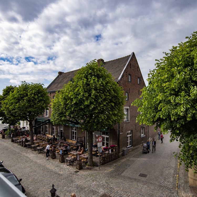 Het terras van brasserie La Meuse en de Maas gefotografeerd van boven