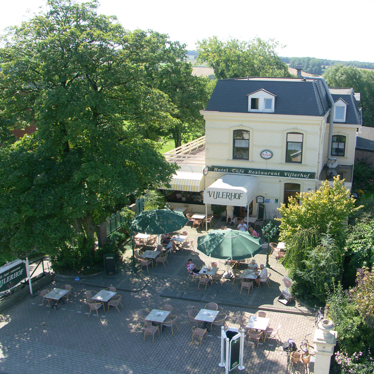 Het terras en hotel Vijlerhof gefotografeerd van boven