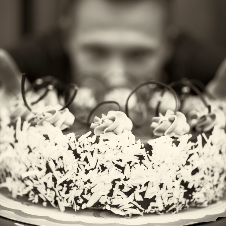 Een bakker schuift zijn ijstaart in de vitrine