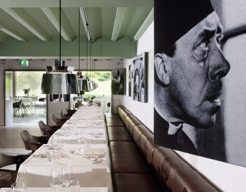 De tafelindeling en schilderijen van restaurant Pirandello