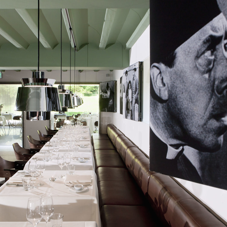 De tafelindeling en schilderijen van restaurant Pirandello