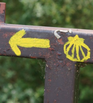 Gele pijl met schelp op ijzerwerk