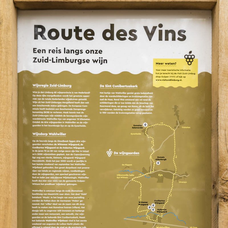 Startbord van de Route des Vins Wahlwiller-Eys met een houten frame