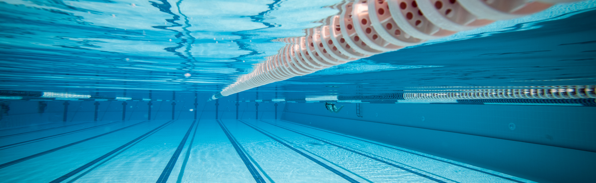 onderwaterfoto van een zwembad