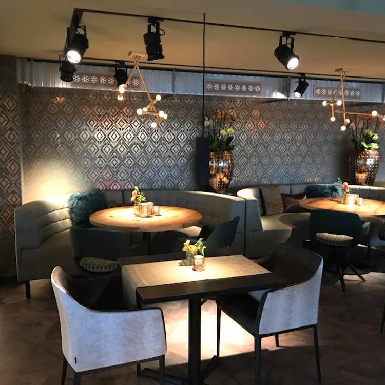 Moderne zitbanken van restaurant de Gerardushoeve