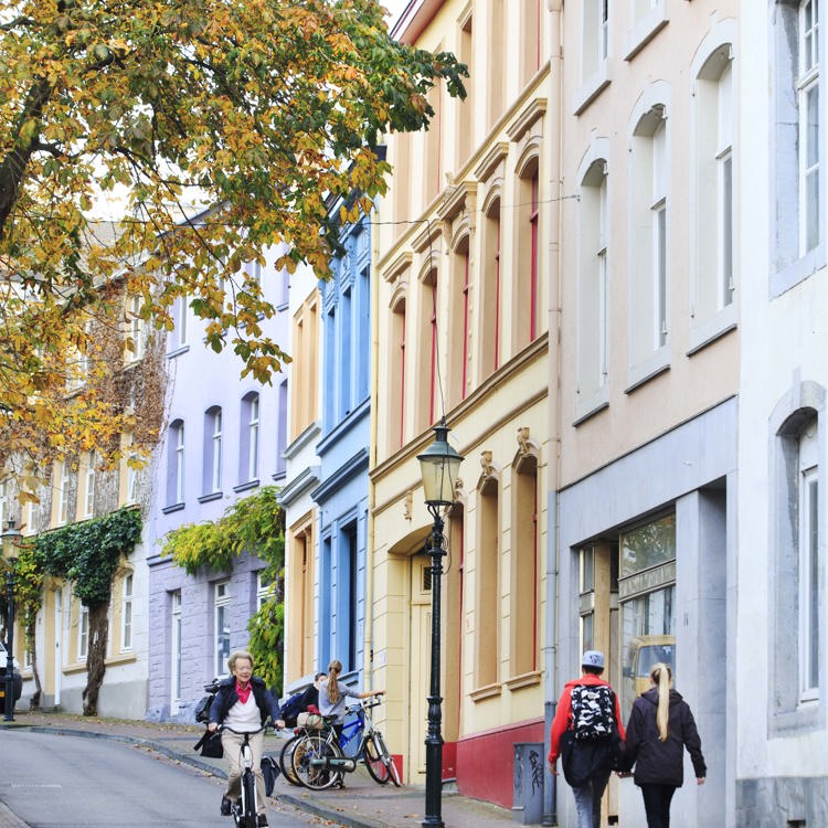 De bekende gekleurde huizen in de Bergstraat te Vaals