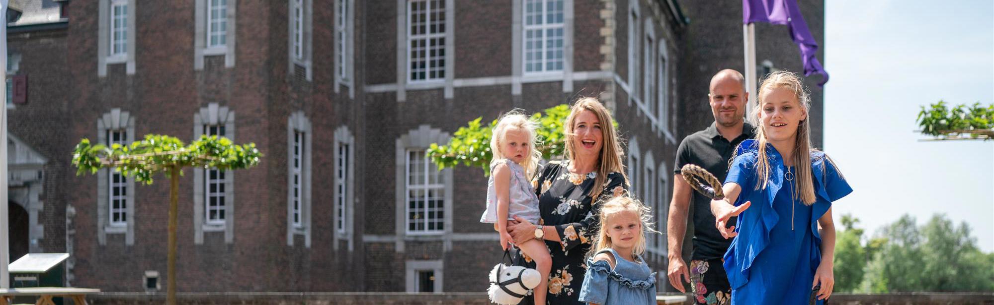 Familie speelt spelen op het binnenplein van Kasteel Hoensbroek