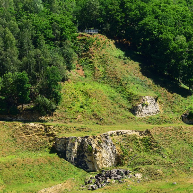 Een steil en heuvelachtig gebied met rotsen en bomen