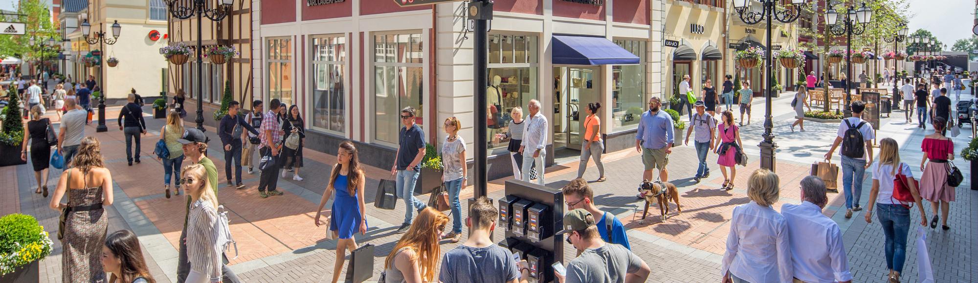 Winkelende mensen bij Designer Outlet Roermond