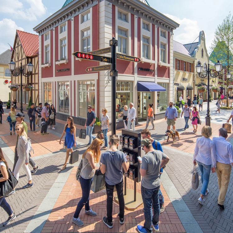 Winkelende mensen bij Designer Outlet Roermond