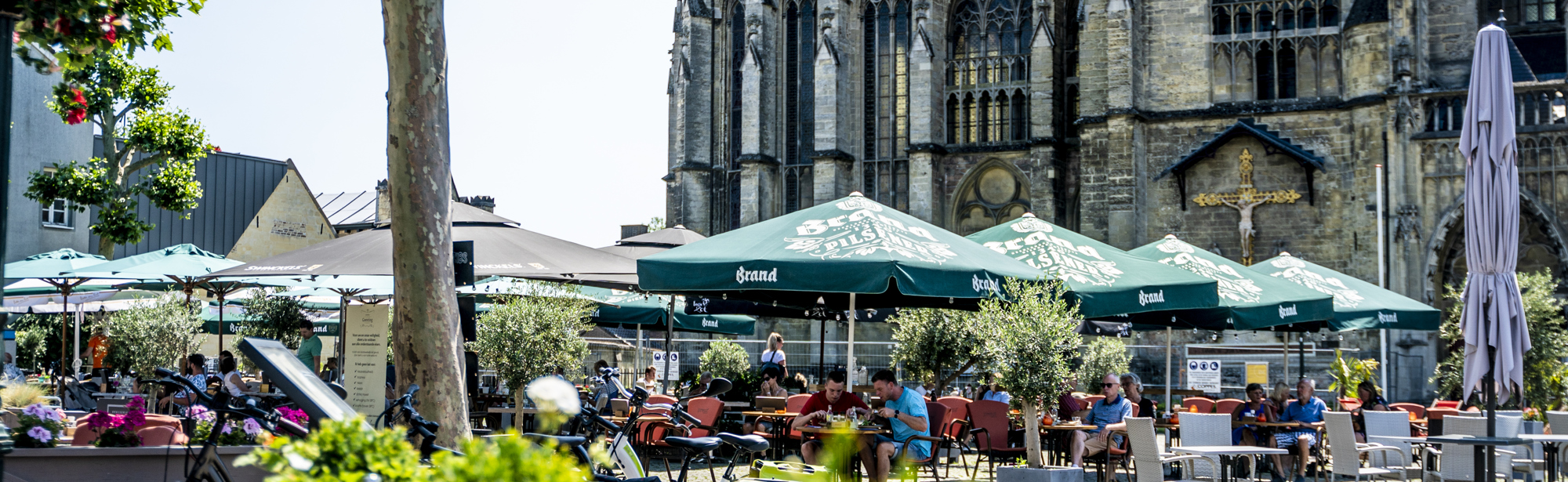 Terrassen op de Markt in Meerssen voor de Basiliek