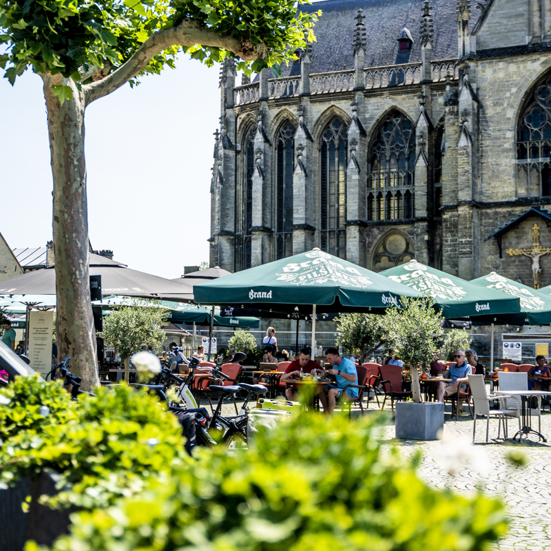 Terrassen op de Markt in Meerssen voor de Basiliek