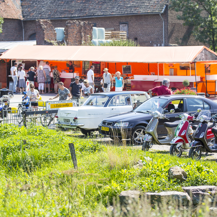 Verschillende vervoersmiddelen staan geparkeerd bij de Wingbergerhoeve om een ijsje te halen