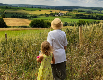 vrouw met kind staande in het hoge gras kijken naar het uitzicht vanaf Eyserbosweg