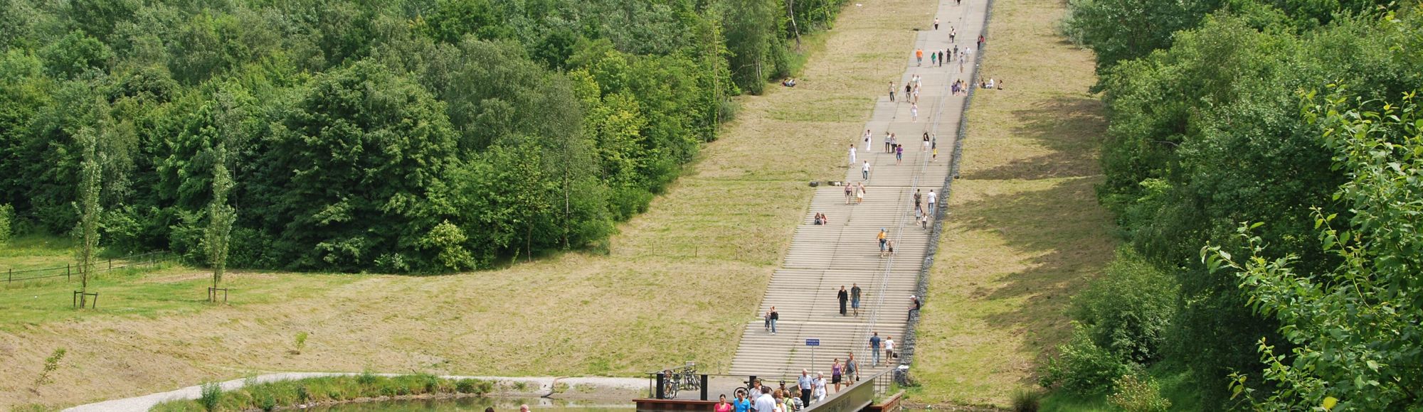 De trappen naast SnowWorld waar veel mensen de Wilhelminaberg mee beklimmen