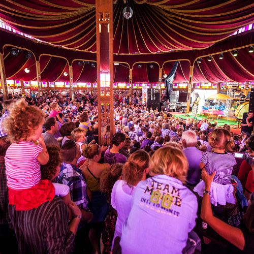 Veel publiek in spiegeltent tijdens Cultura Nova