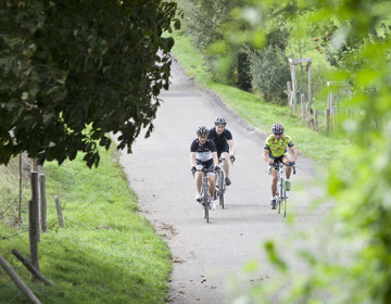 Drie wielrenners starten aan de Eyserbosweg