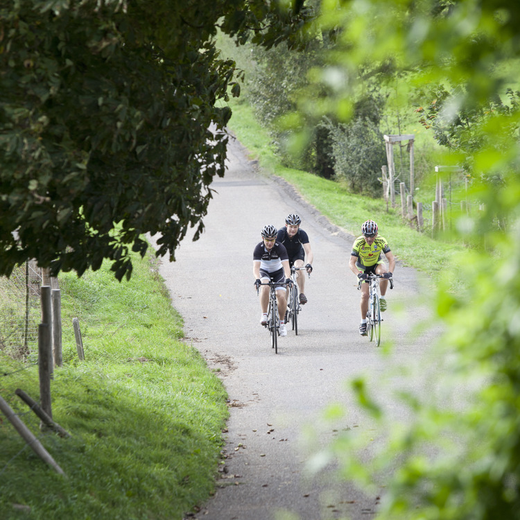 Drie wielrenners starten aan de Eyserbosweg