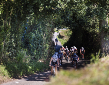 Wielrenners beklimmen een holle weg bij Cadier en Keer